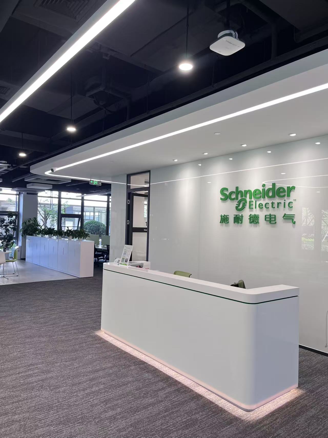 APC Schneider SPM10K UPS Lithium Battery for Computer Server Network Equipment 10KVA/10KW Backup Power