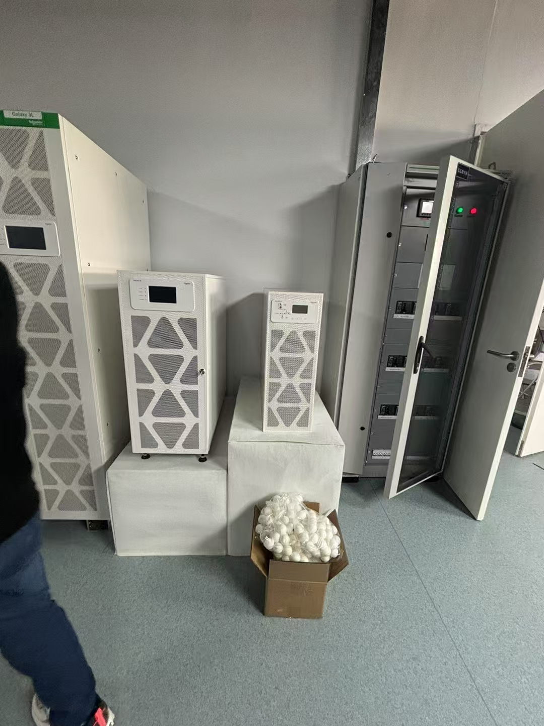 APC Schneider SPM10K UPS Lithium Battery for Computer Server Network Equipment 10KVA/10KW Backup Power