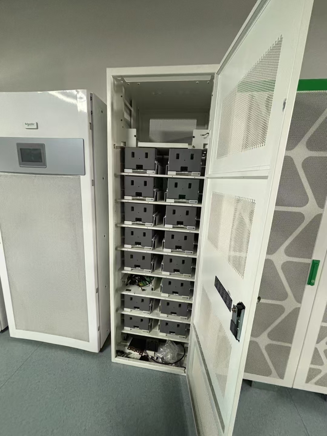 APC Schneider SPM10K UPS Lithium Battery for Computer Server Network Equipment 10KVA/10KW Backup Power