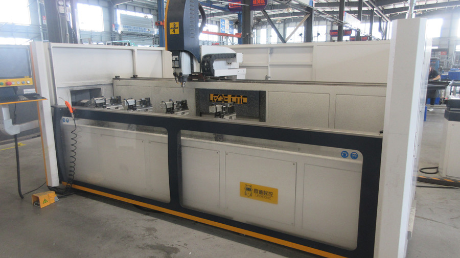 Milling and deep processing of aluminum door frame components at Envi factory