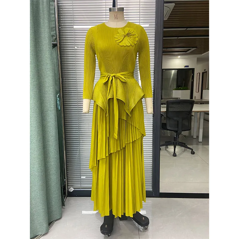 2025 Último Design Vestido Casual Maxi de Alta Qualidade para Mulheres, Confeccionado em Tecido, Conjunto de Duas Peças com Saia Plissada e Cinto de Padrão Sólido