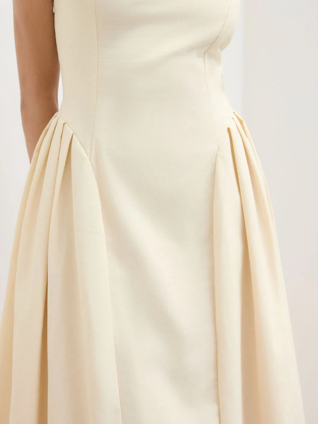 Vestido midi de linho misto casual feminino com decote barco, borda com babados e costas nuas
