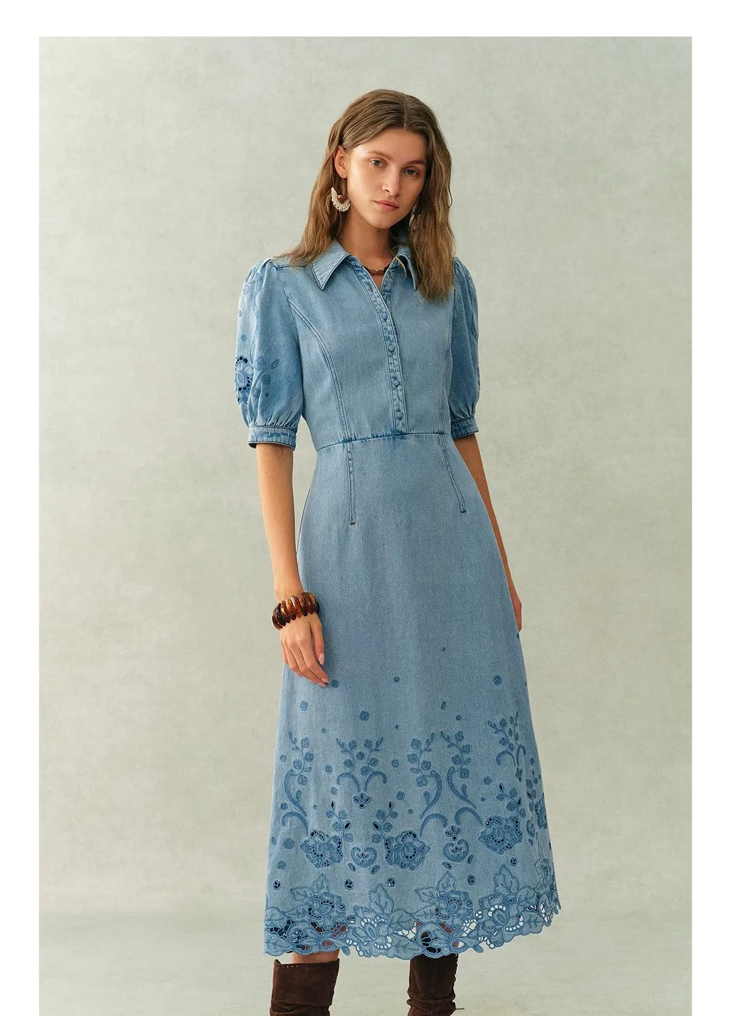 Vestido Casual Feminino de Manga Curta de Alta Qualidade por Atacado, Personalizado com Bordado, em Jeans, com Comprimento Longo