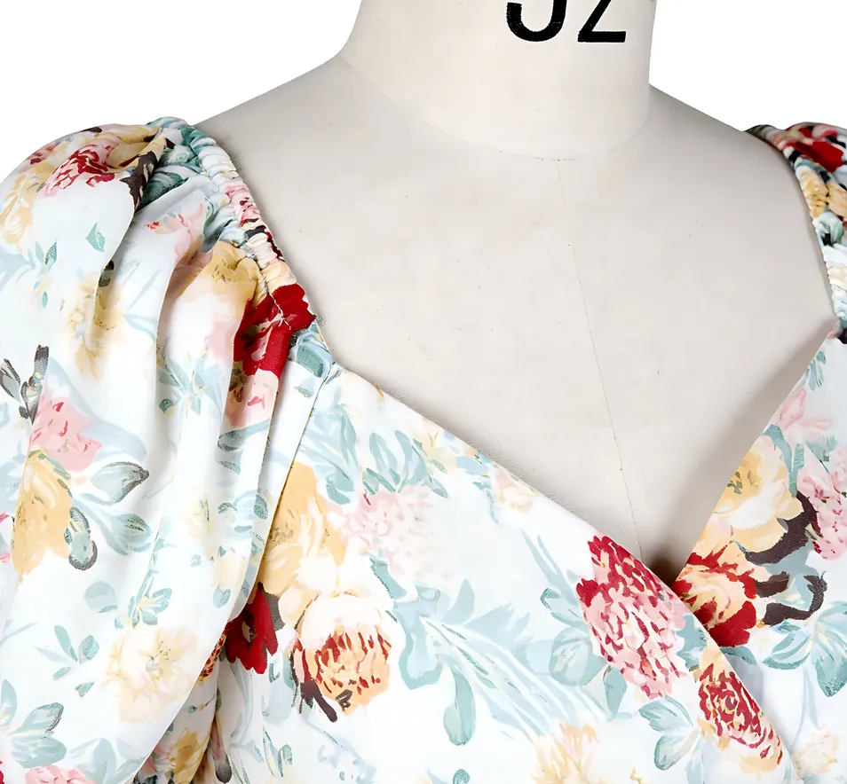 Vestido maxi envolvente com mangas bufantes e estampa floral, com barra em babados para o verão casual e férias
