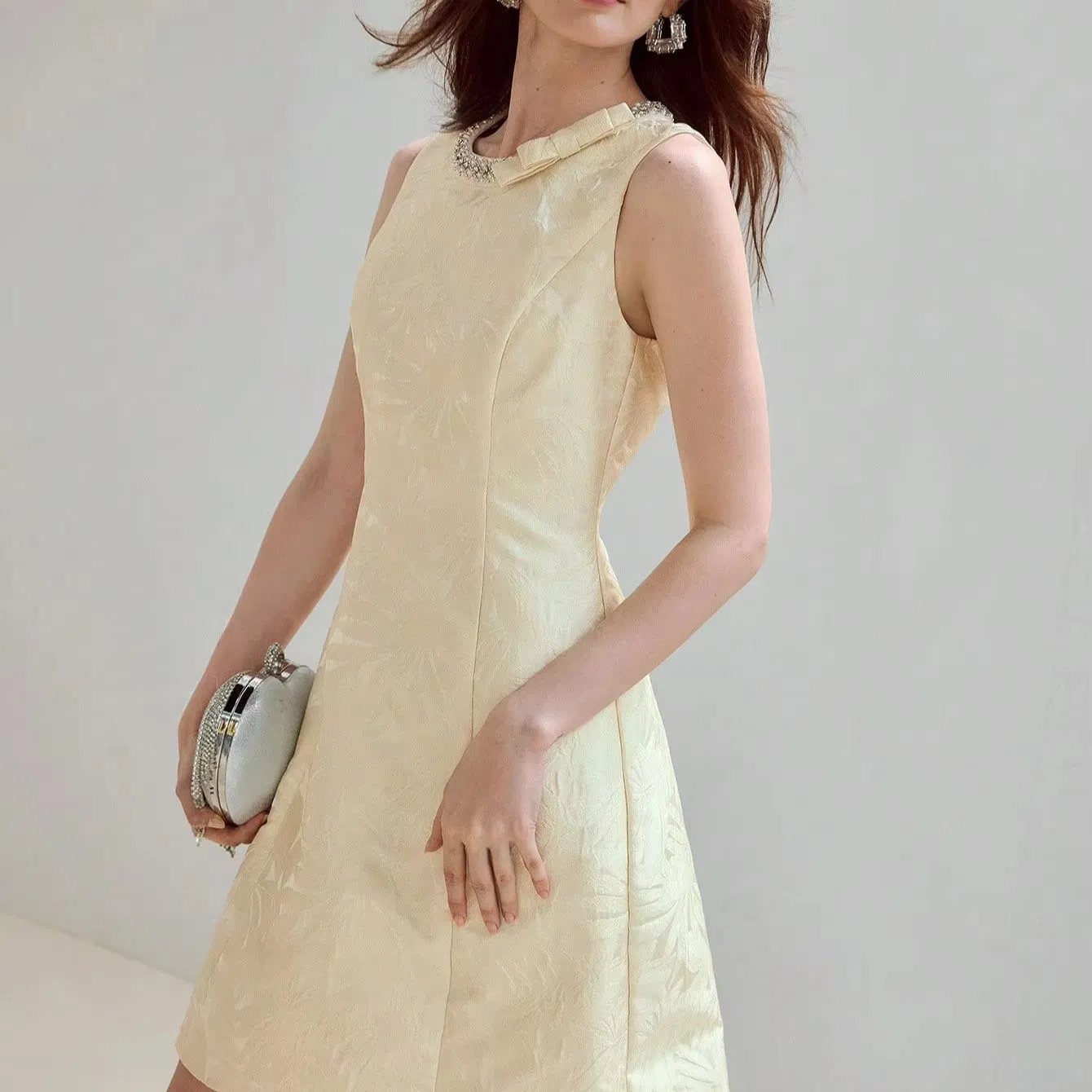 2025 Vestido Casual de Verão Feminino Sólido com Decote Redondo Slim Sem Mangas Cintura Império Estilo Sexy Envolvendo o Bumbum