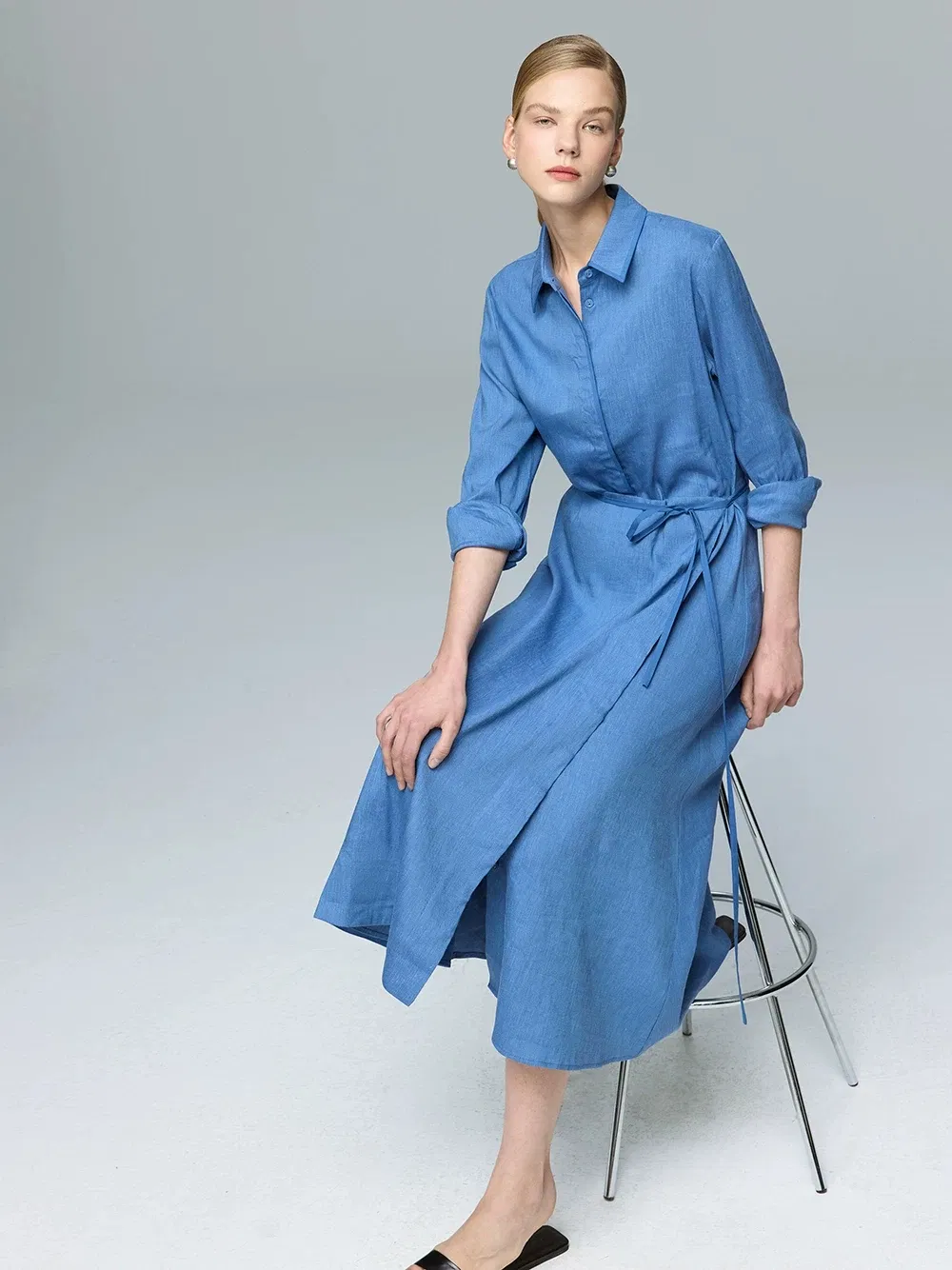 Modelo vestido midi linho detalhe frontal
