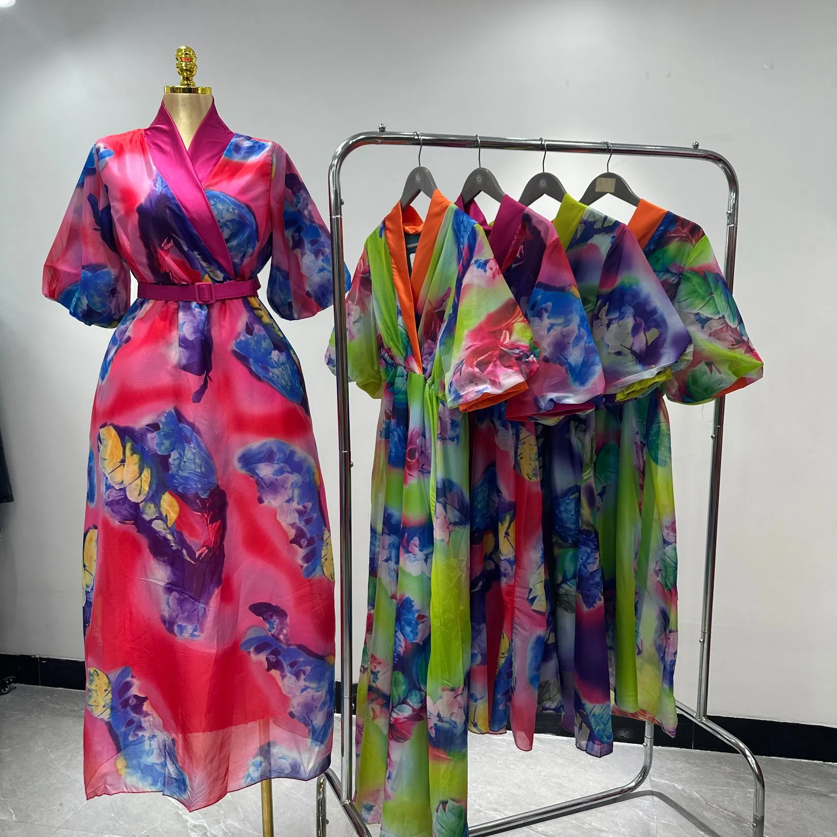 Vestido Europeu e Americano, Casual e Justo, Feminino de Gola Alta com Mangas Curtas, Elegante e Estampado