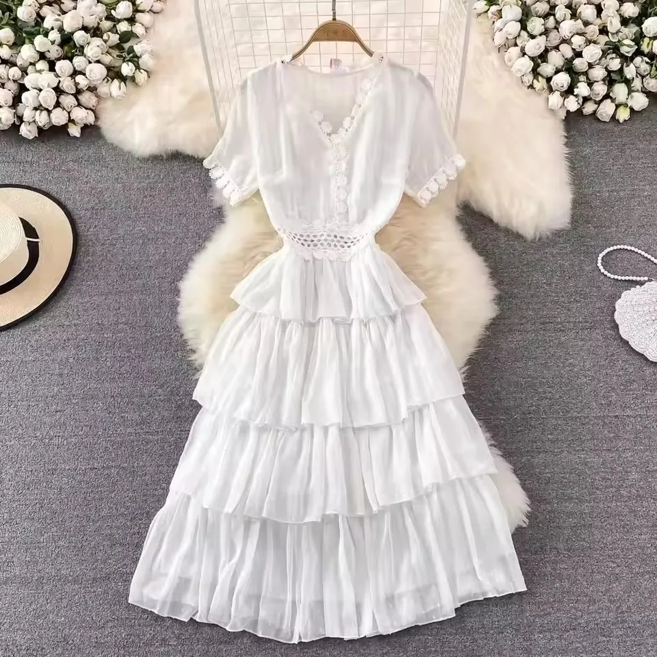 Um vestido ajustado de alta qualidade e estilo, perfeito para passeios casuais no verão