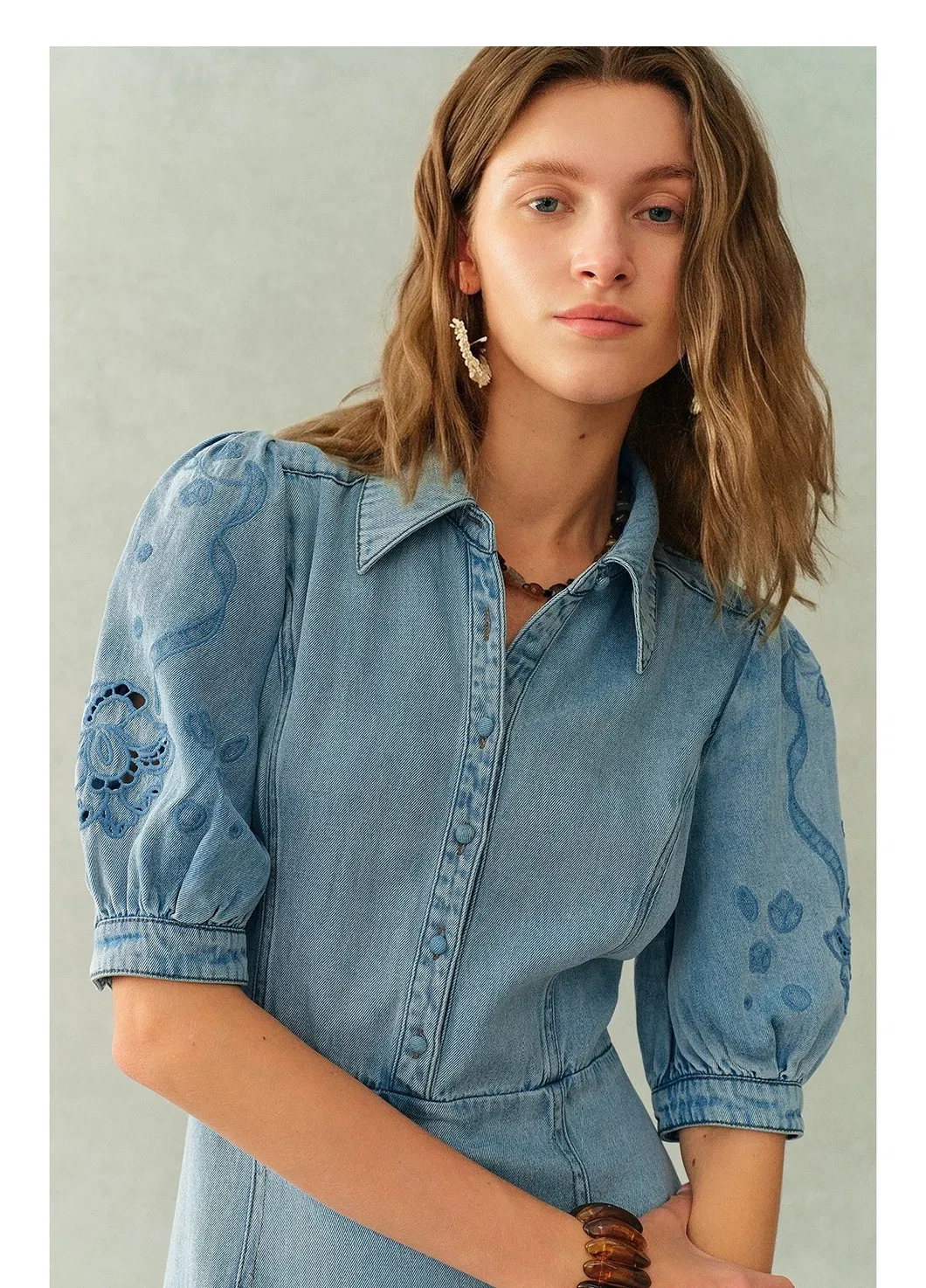 Vestido Casual Feminino de Manga Curta de Alta Qualidade por Atacado, Personalizado com Bordado, em Jeans, com Comprimento Longo