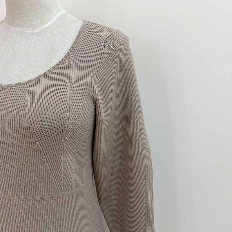 Modelo de vestido de suéter preto