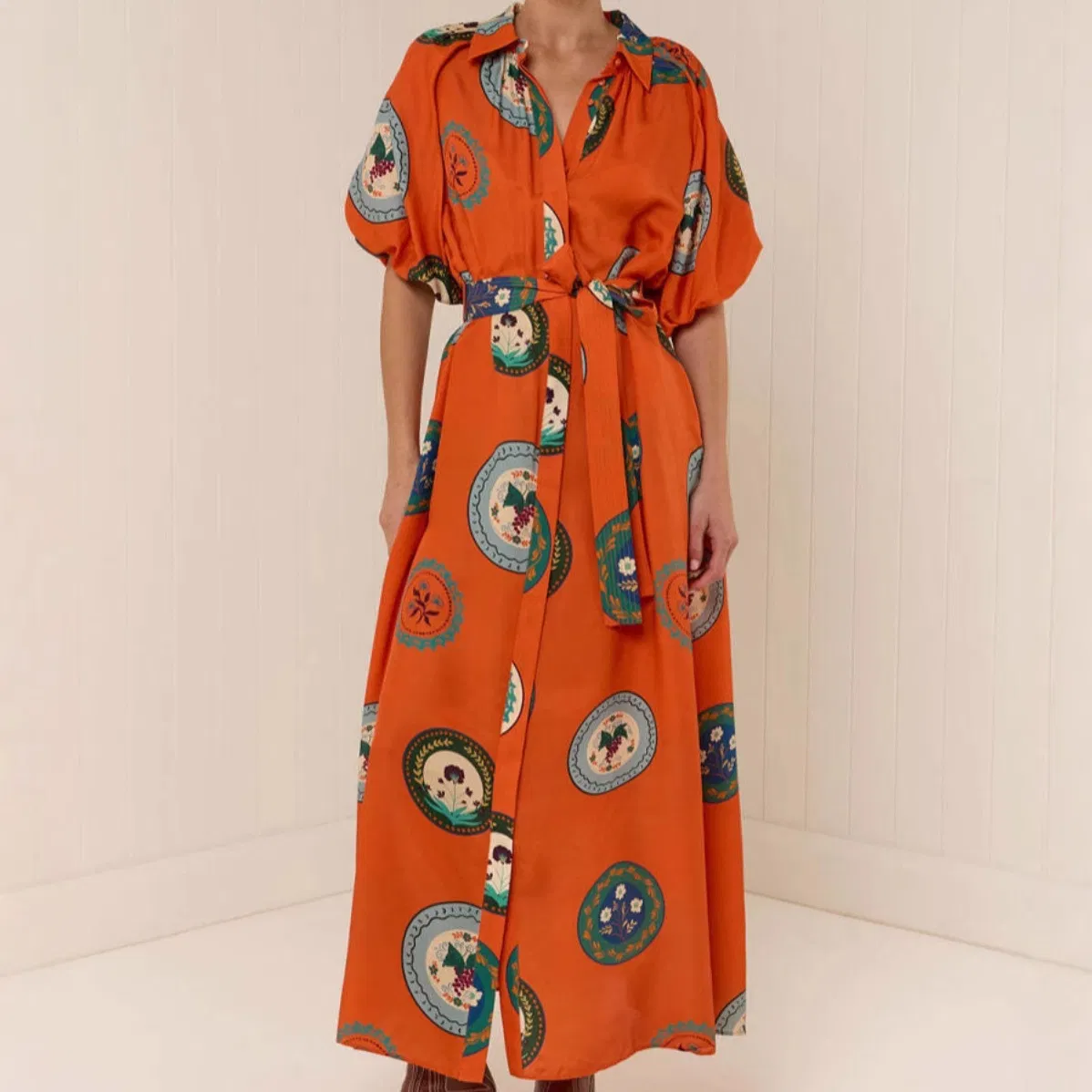 Vestido Maxi Camisa Laranja Estampado para Mulheres Verão com Manga Puff Curta e Cinto Autoajustável Casual Boho Longo