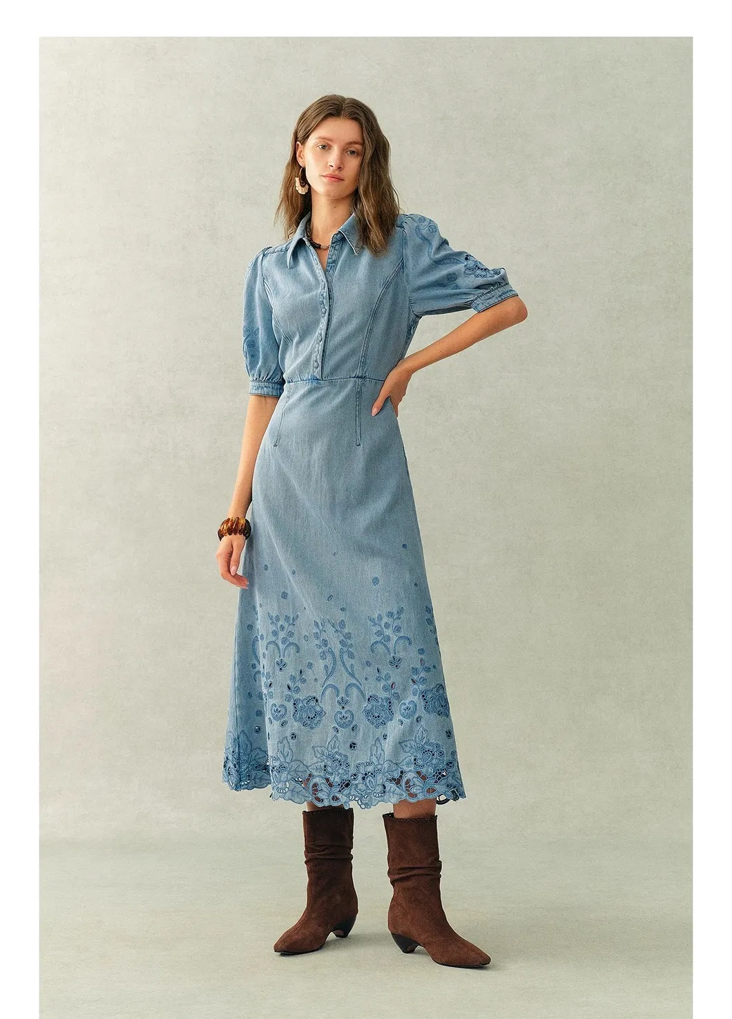 Vestido Casual Feminino de Manga Curta de Alta Qualidade por Atacado, Personalizado com Bordado, em Jeans, com Comprimento Longo