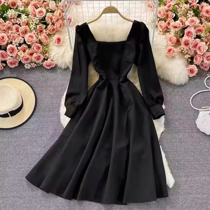 Um vestido ajustado de alta qualidade e estilo, perfeito para passeios casuais no verão