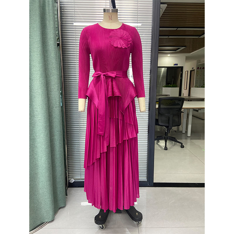 2025 Último Design Vestido Casual Maxi de Alta Qualidade para Mulheres, Confeccionado em Tecido, Conjunto de Duas Peças com Saia Plissada e Cinto de Padrão Sólido