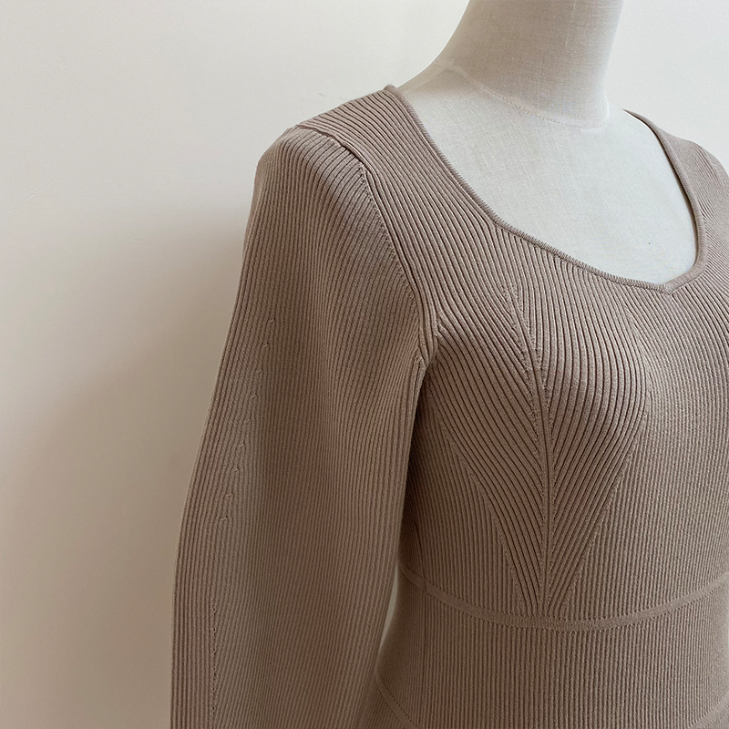 Modelo de vestido de suéter bege