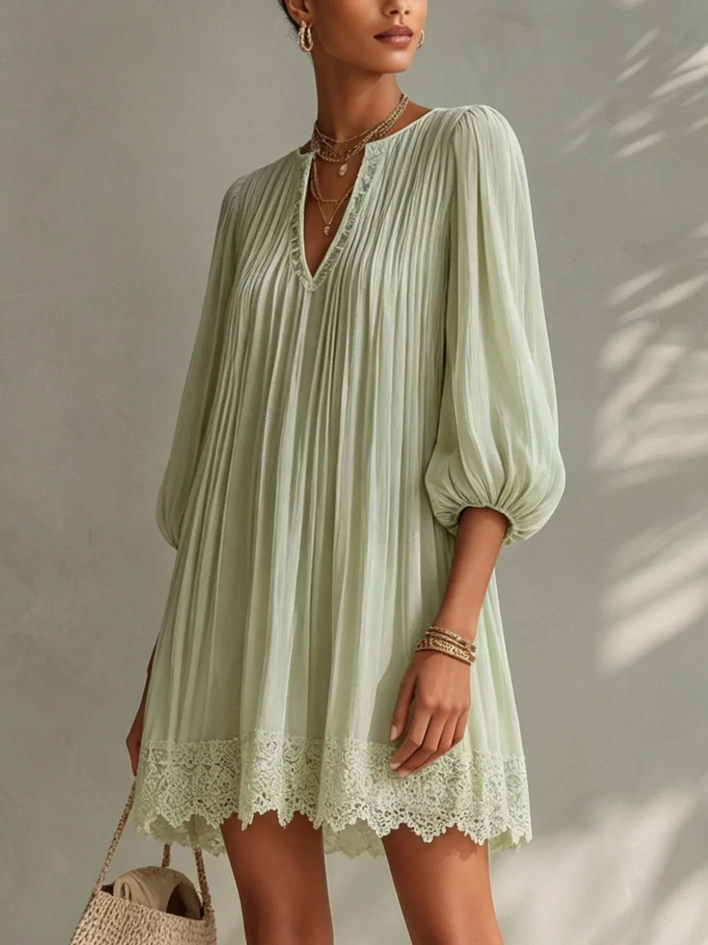 Vestido Mini de Manga Bufante com Decote em V e Barra de Renda Plissada Verde Claro, Vestido Casual Boêmio para Férias