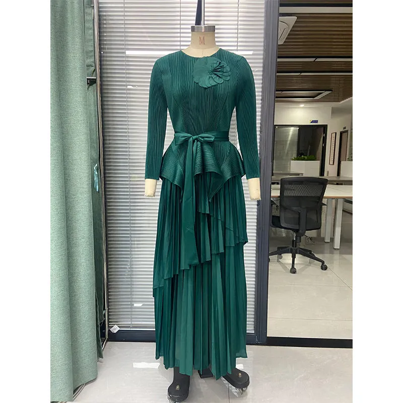 2025 Último Design Vestido Casual Maxi de Alta Qualidade para Mulheres, Confeccionado em Tecido, Conjunto de Duas Peças com Saia Plissada e Cinto de Padrão Sólido
