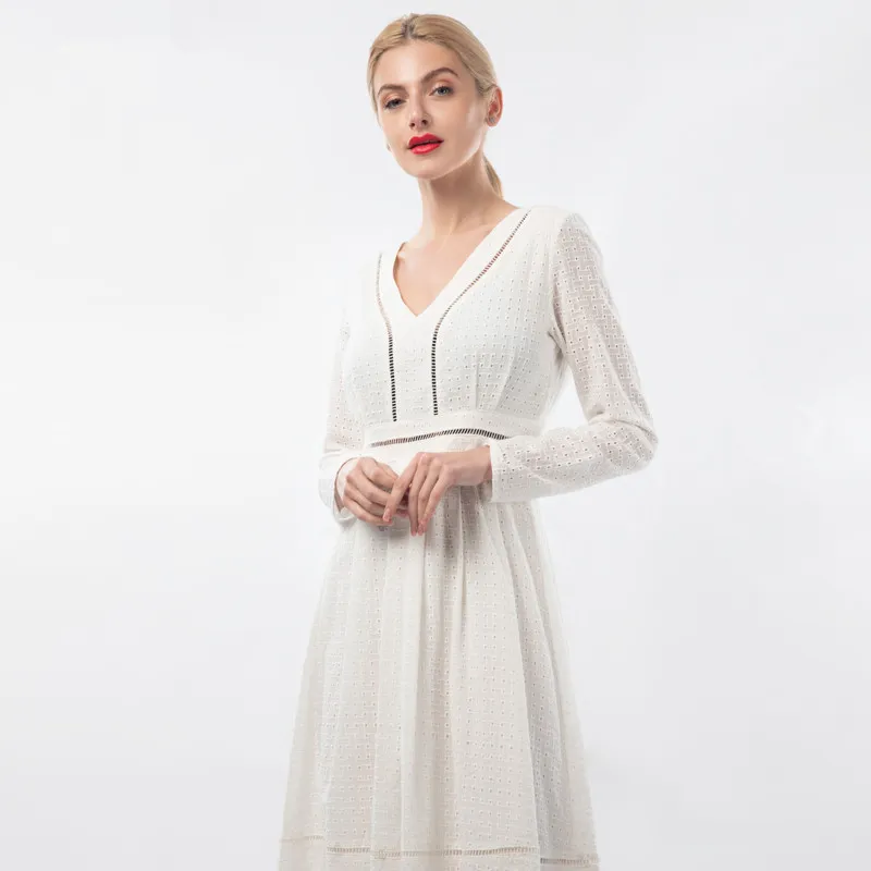 Vestido Casual de Algodão com Renda Fresca e Decote em V com Acabamento em Renda