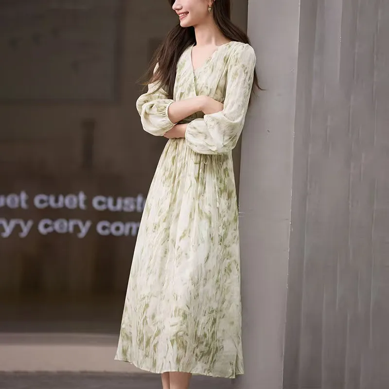 Vestido Francês com Decote em V Plissado - Modelo 1