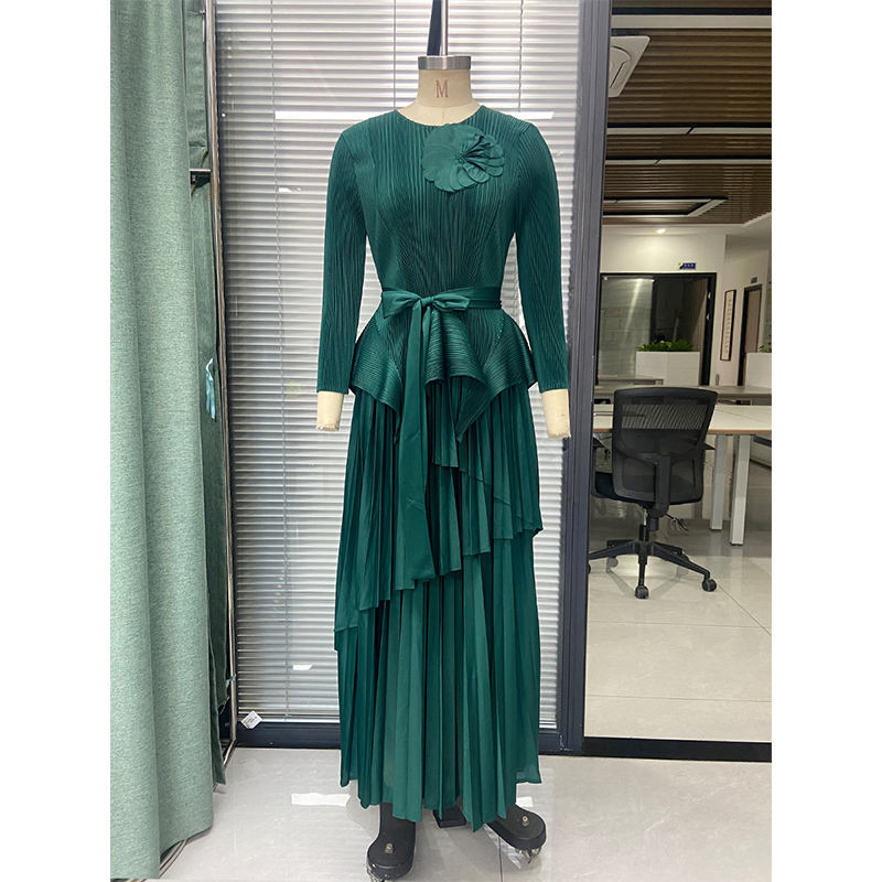 2025 Último Design Vestido Casual Maxi de Alta Qualidade para Mulheres, Confeccionado em Tecido, Conjunto de Duas Peças com Saia Plissada e Cinto de Padrão Sólido