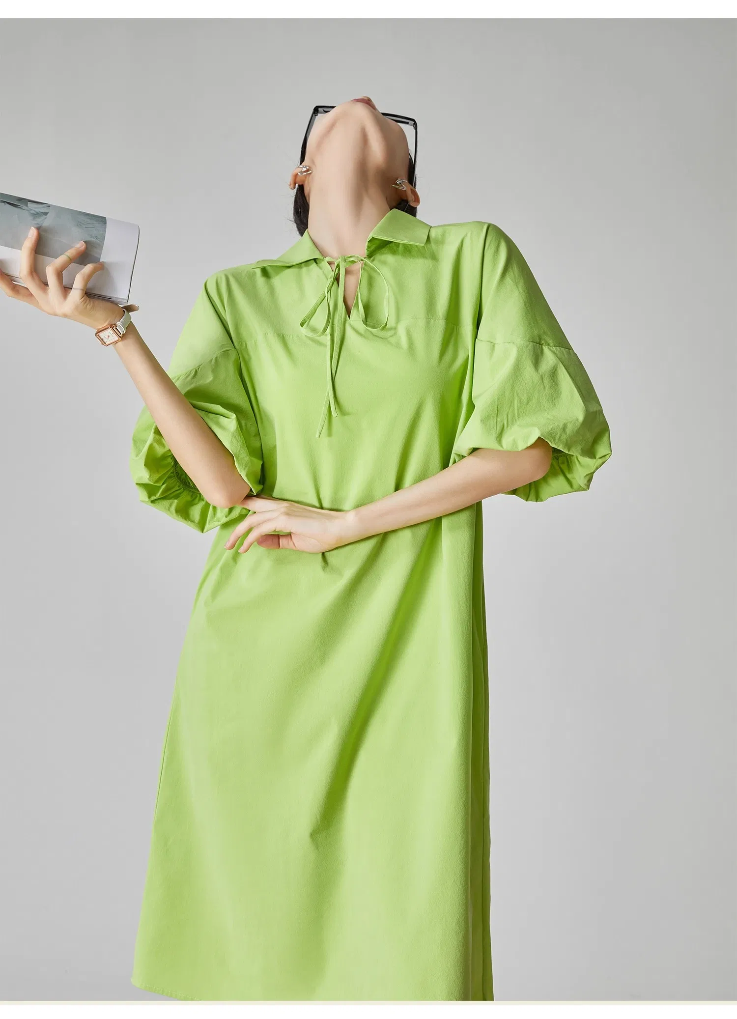 Vestido T-Shirt V-Neck Fluorescente Verde Personalizado por Atacado para Mulheres Verão Novo Estilo Solto Design Coreano Niche Vestido Casual