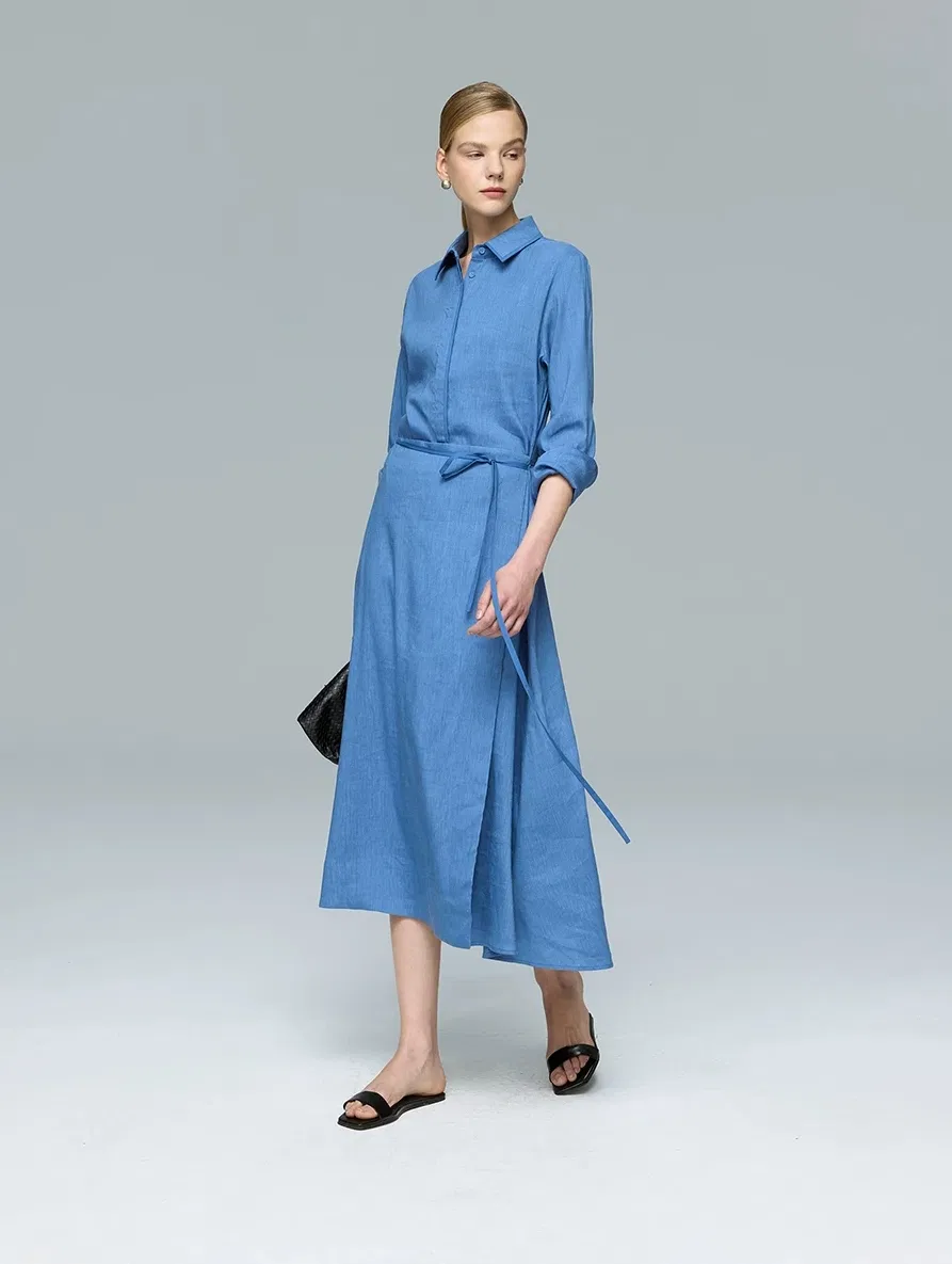 Modelo vestido midi linho detalhe traseiro