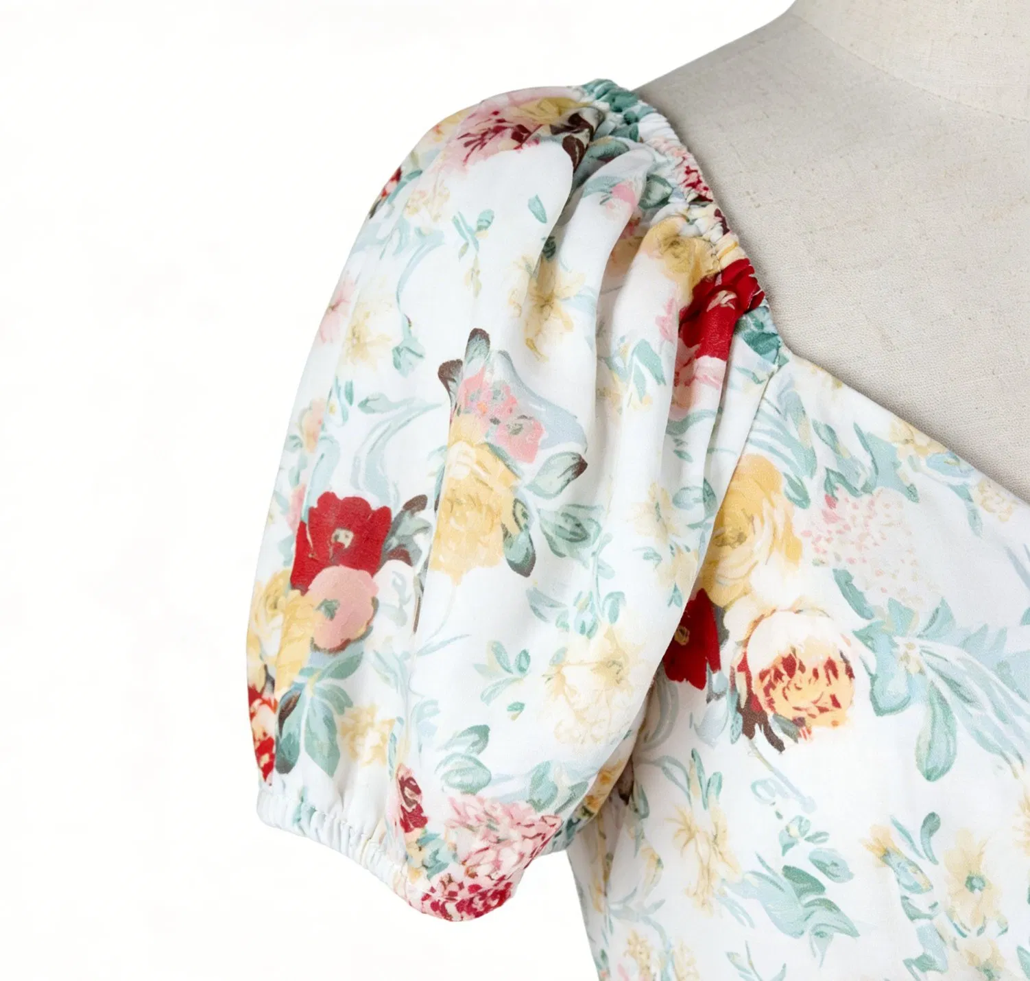 Vestido maxi envolvente com mangas bufantes e estampa floral, com barra em babados para o verão casual e férias
