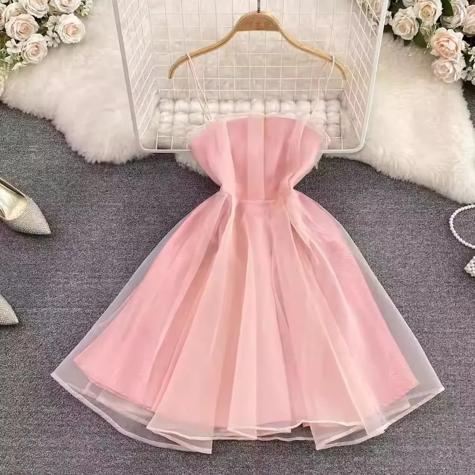 Um vestido ajustado de alta qualidade e estilo, perfeito para passeios casuais no verão