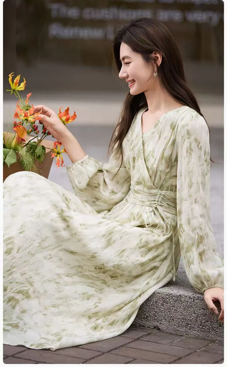 Vestido Francês com Decote em V Plissado - Modelo 2