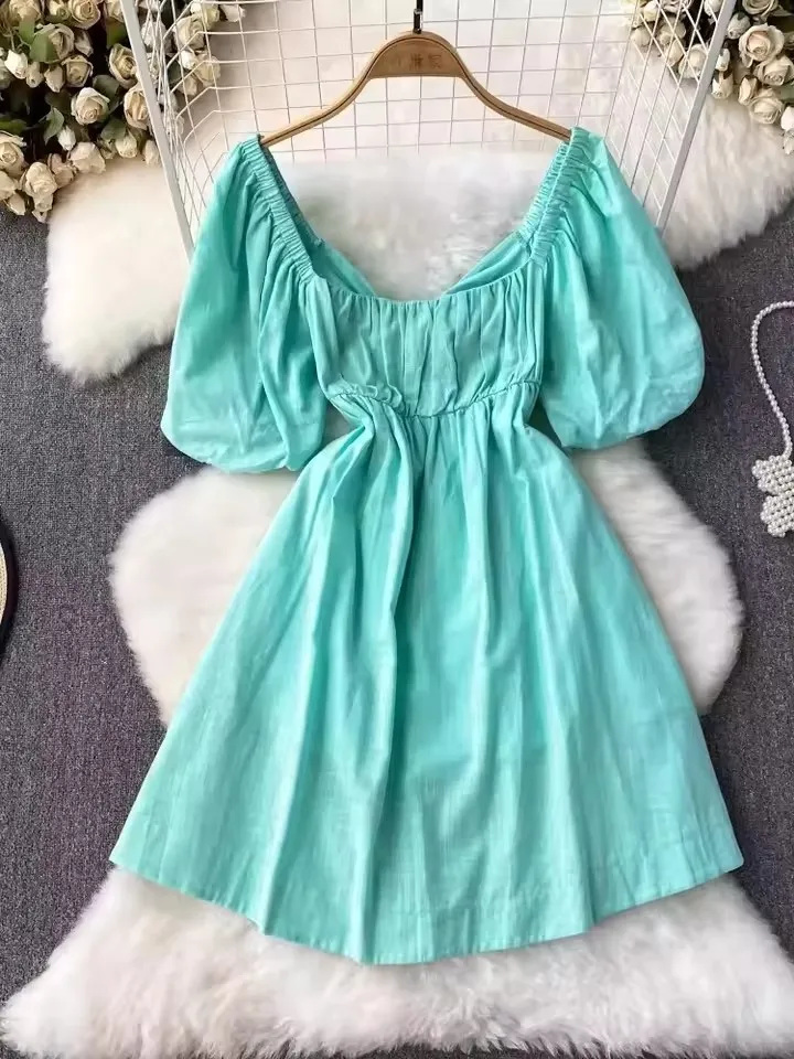 Um vestido ajustado de alta qualidade e estilo, perfeito para passeios casuais no verão