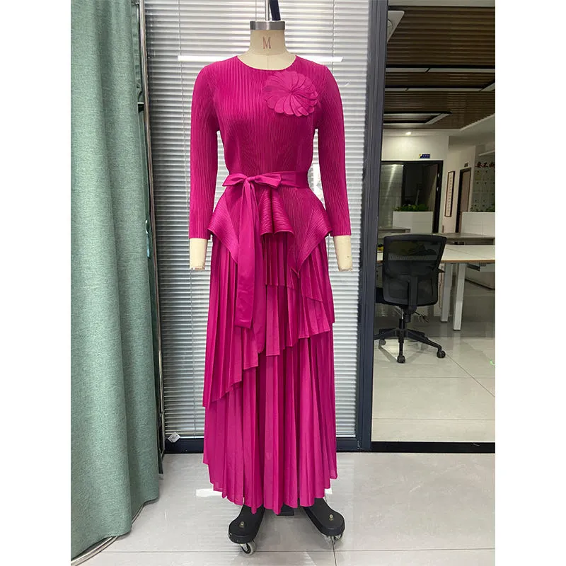 2025 Último Design Vestido Casual Maxi de Alta Qualidade para Mulheres, Confeccionado em Tecido, Conjunto de Duas Peças com Saia Plissada e Cinto de Padrão Sólido