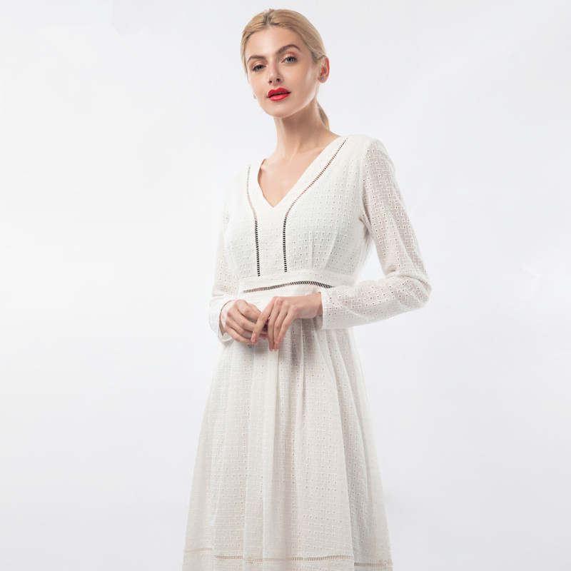 Vestido Casual de Algodão com Renda Fresca e Decote em V com Acabamento em Renda