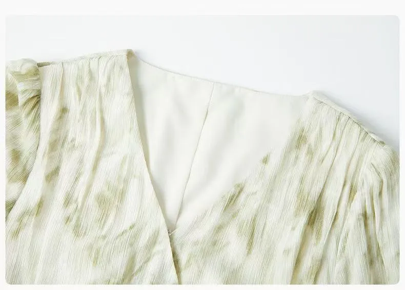 Vestido Francês com Decote em V Plissado - Detalhe 1