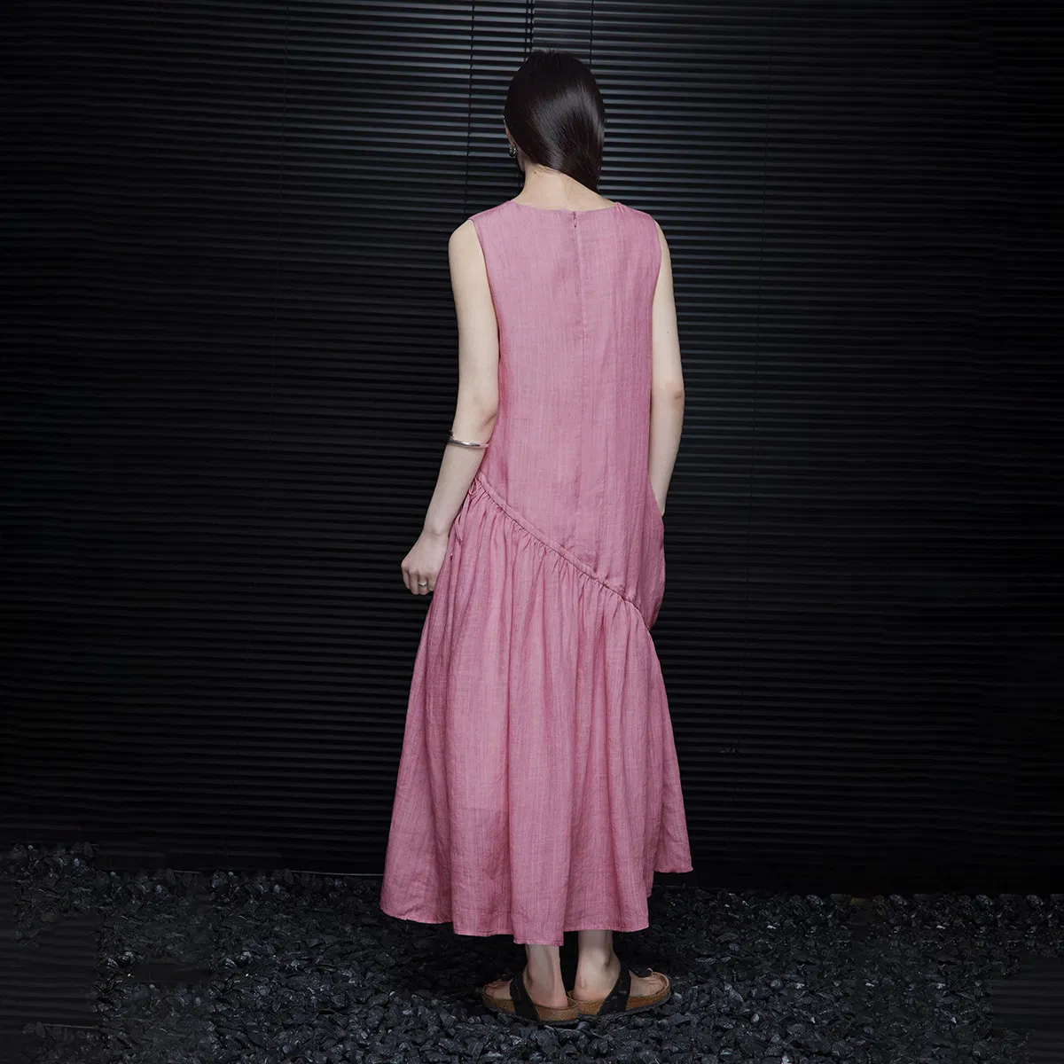 Vestido Maxi Flowy de Linho Puro Sem Mangas Rosa Envelhecido