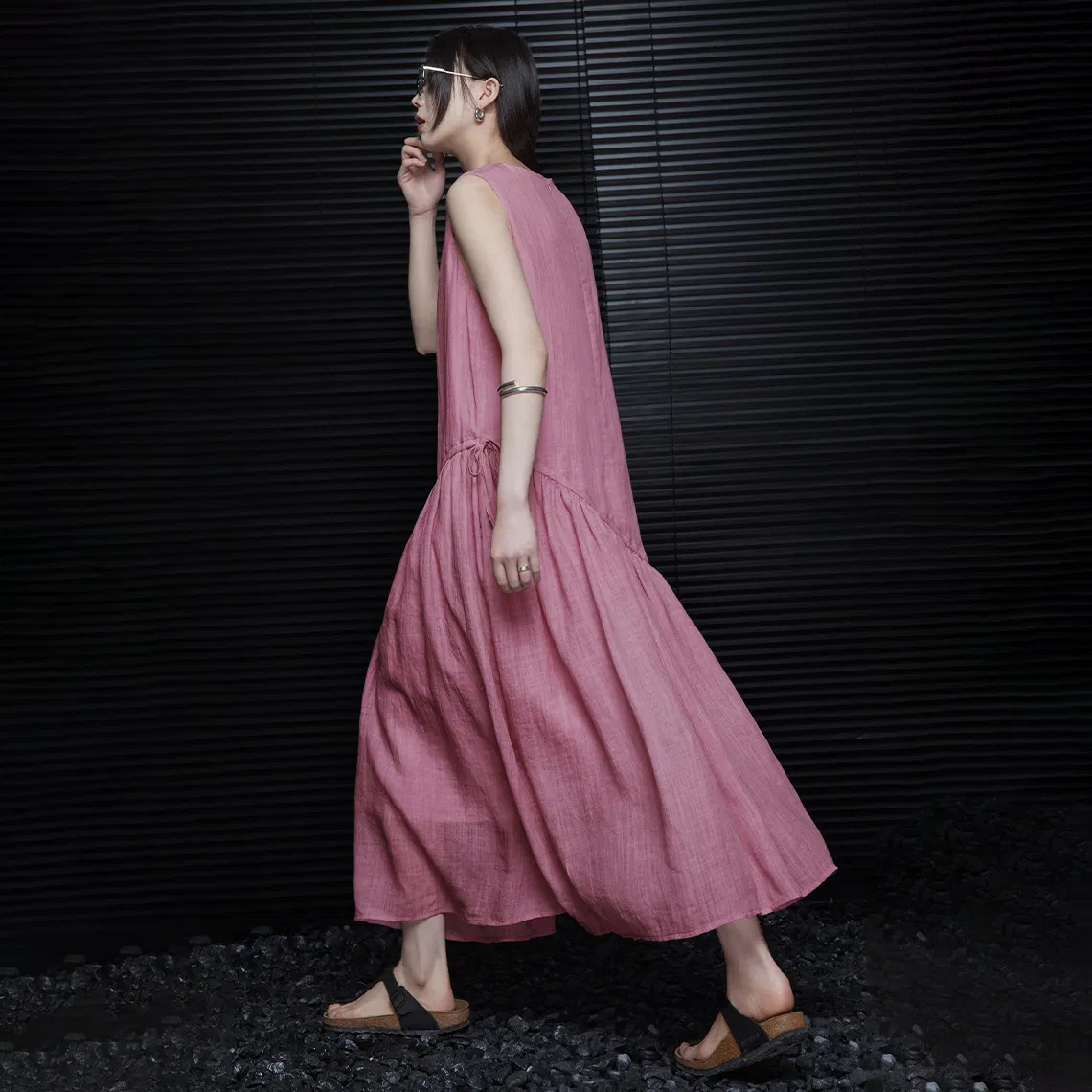 Vestido Maxi Flowy de Linho Puro Sem Mangas Rosa Envelhecido