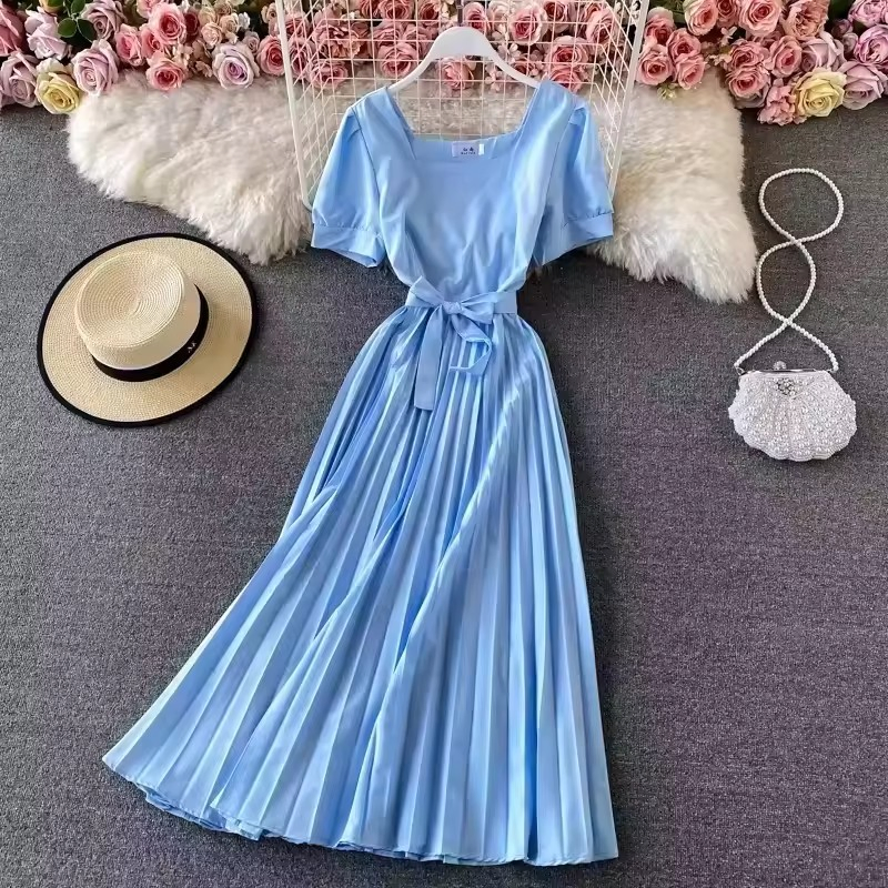 Um vestido ajustado de alta qualidade e estilo, perfeito para passeios casuais no verão