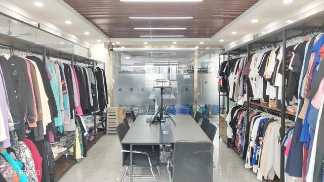 Blusas, Tops e Saias Femininas - ERM Fashion