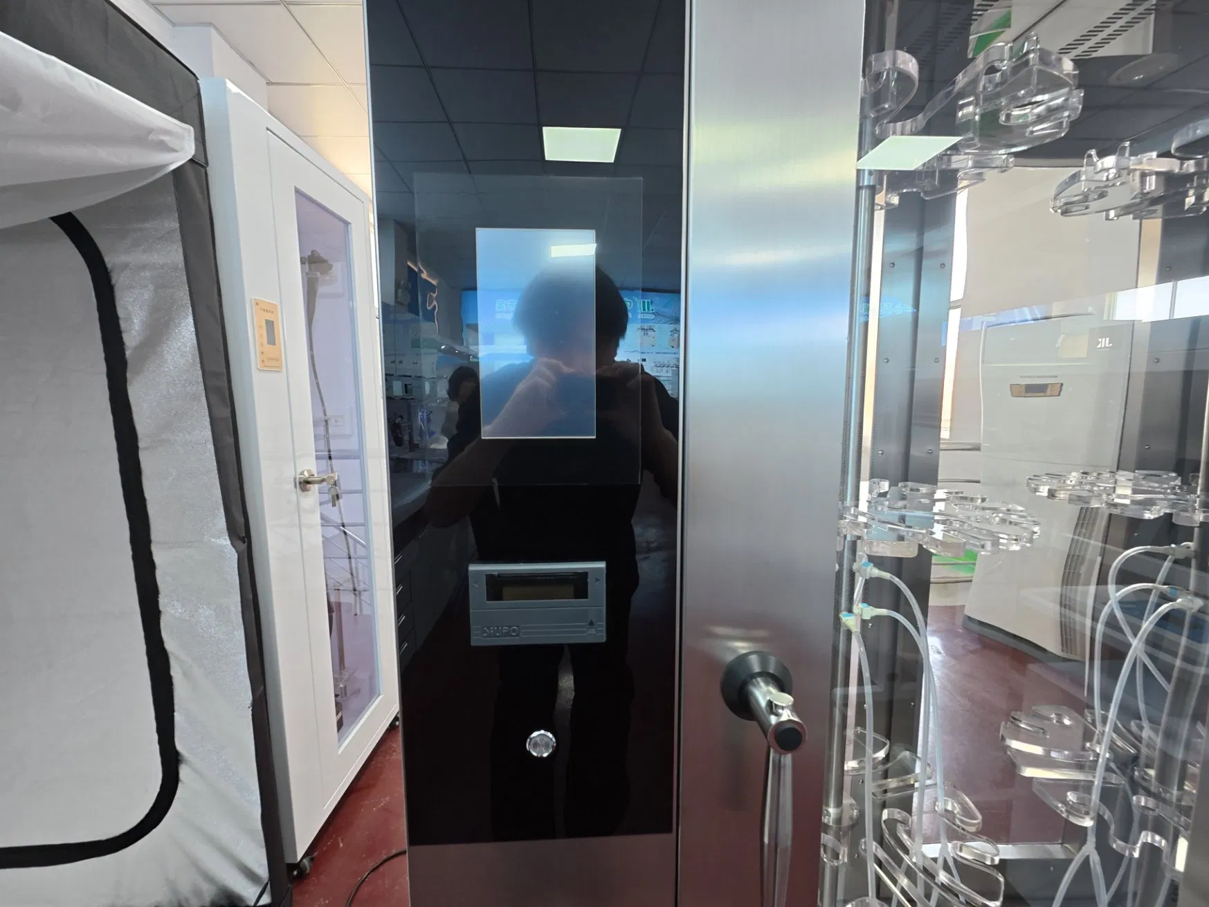 Smart Endoscope Storage Solution: Transparent Cabinet with Auto-Drying Functionality