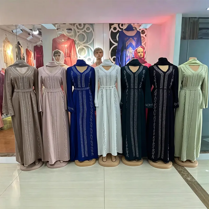 عباءة مسلمة بيضاء مطرزة جديدة بتصميم على شكل حرف V