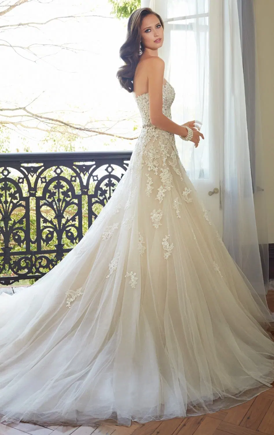 فساتين زفاف من الدانتيل مع كورسيه على شكل حرف A من التول مع تطريز W15172