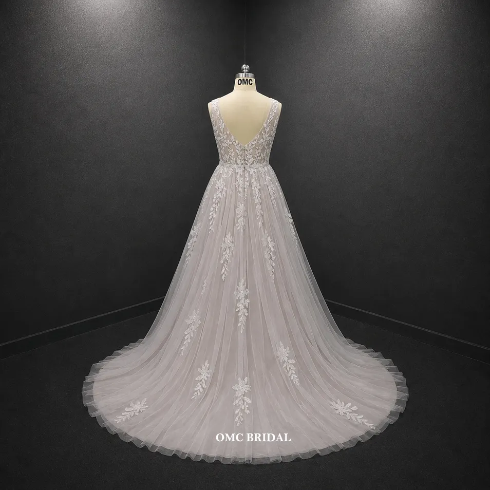فستان زفاف مزين بالدانتيل والكريستال بتطريز على شكل 3D بتلات بتصميم A-Line الكلاسيكي