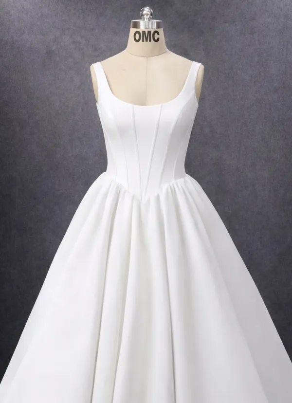 فستان زفاف أبيض كلاسيكي بتصميم جسم هيكلي