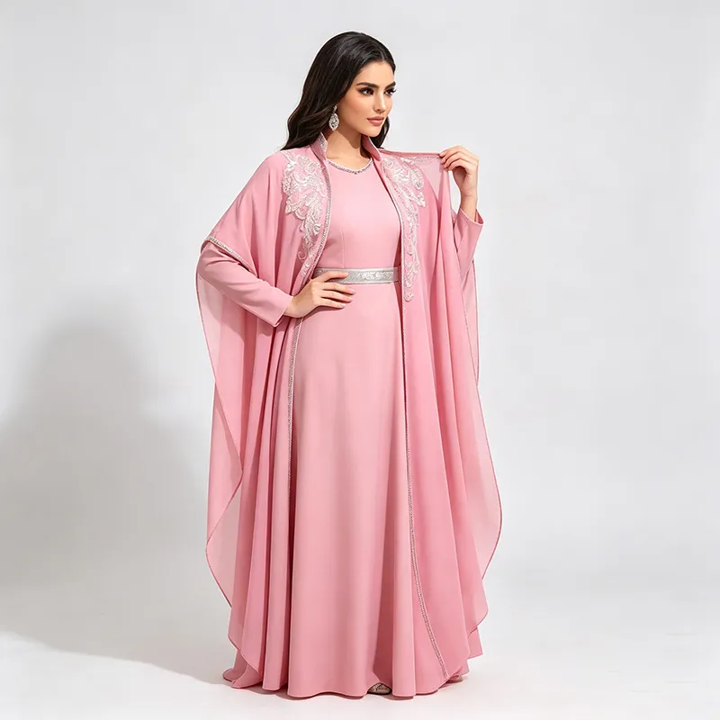عباءة مفتوحة بأكمام طويلة مزينة بالدانتيل الوردي وحواف من الراينستون