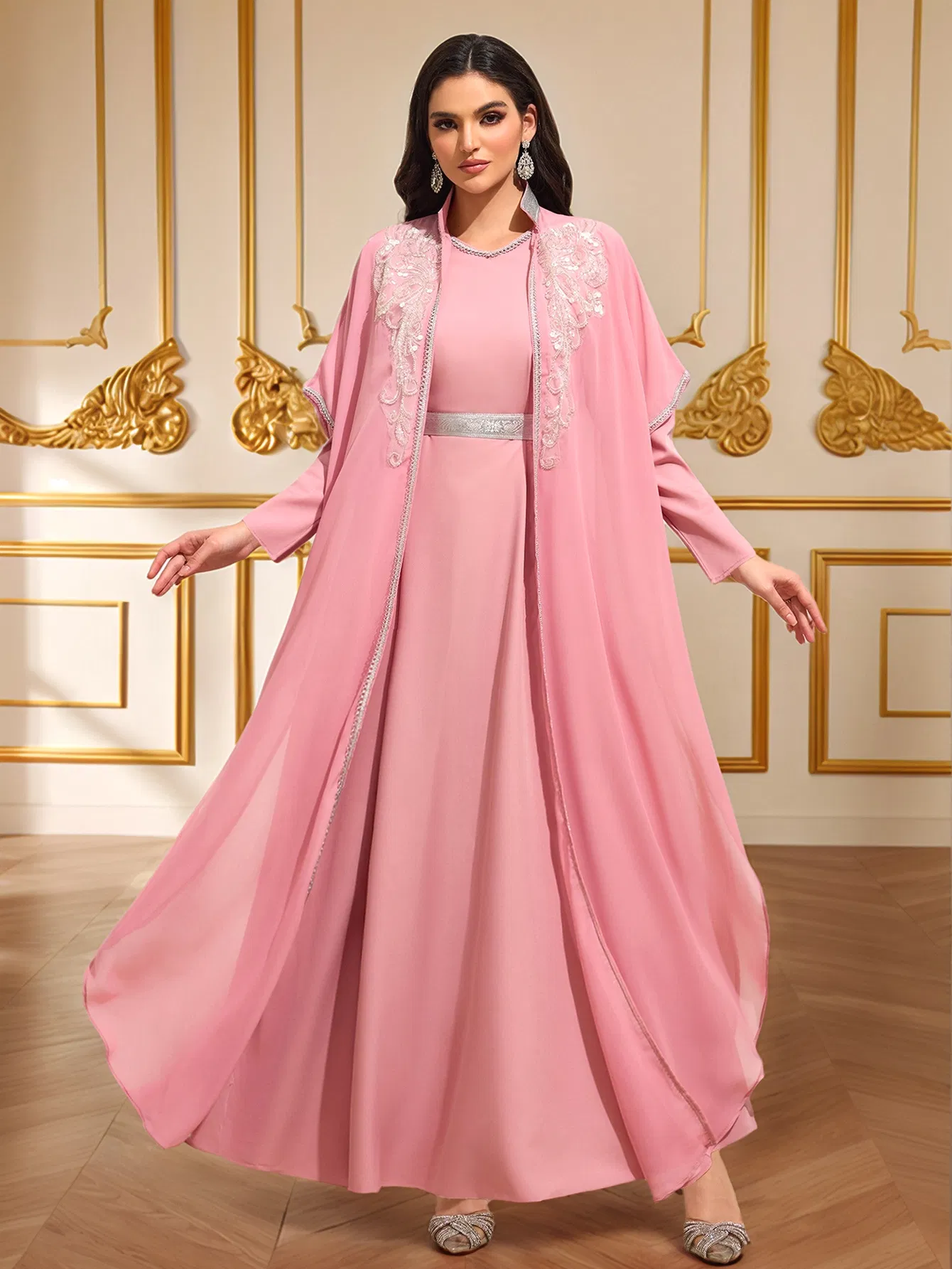 عباءة مفتوحة بأكمام طويلة مزينة بالدانتيل الوردي