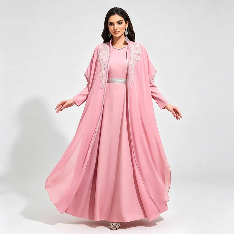 عباءة مفتوحة بأكمام طويلة مزينة بالدانتيل الوردي
