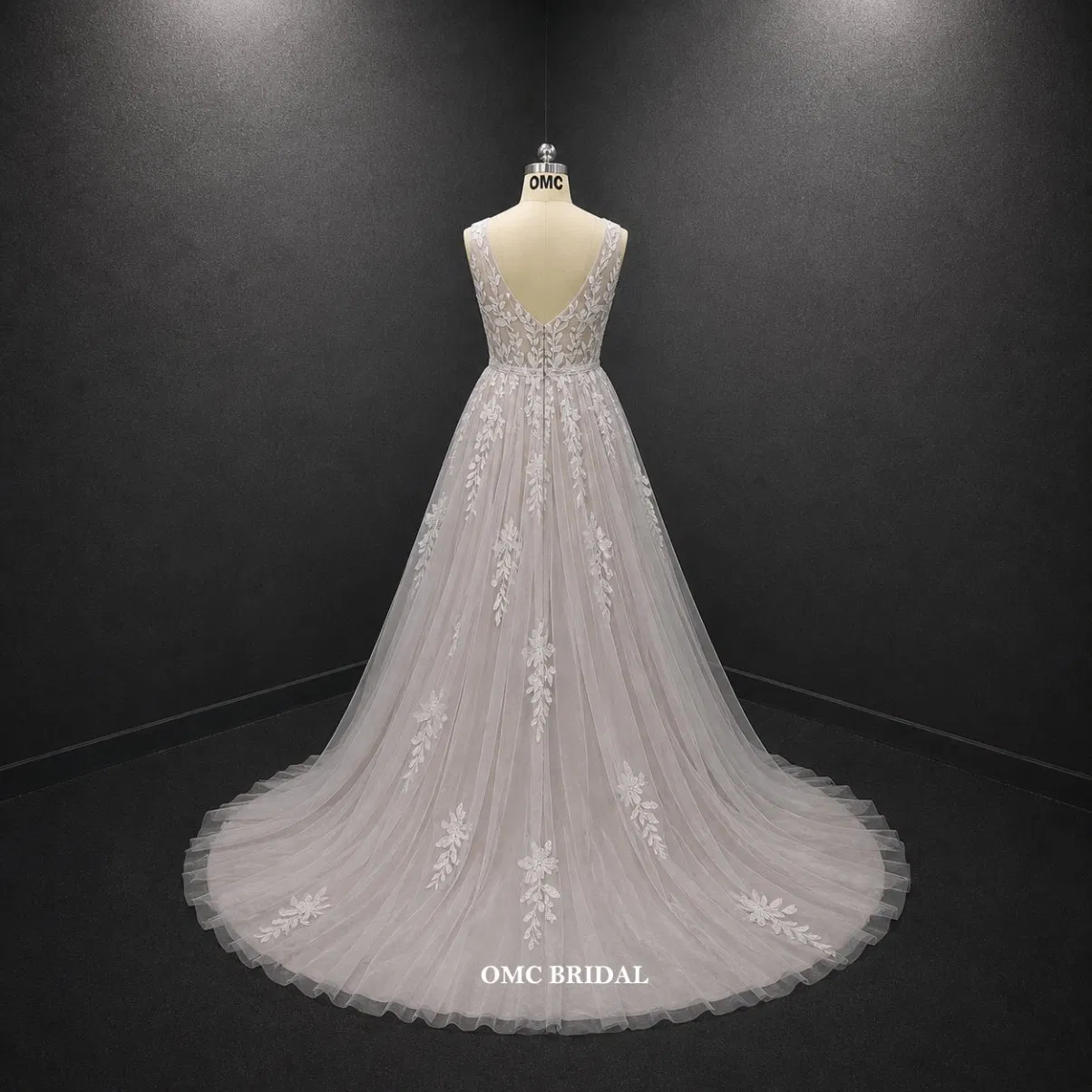 فستان زفاف مزين بالدانتيل والكريستال بتطريز على شكل 3D بتلات بتصميم A-Line الكلاسيكي