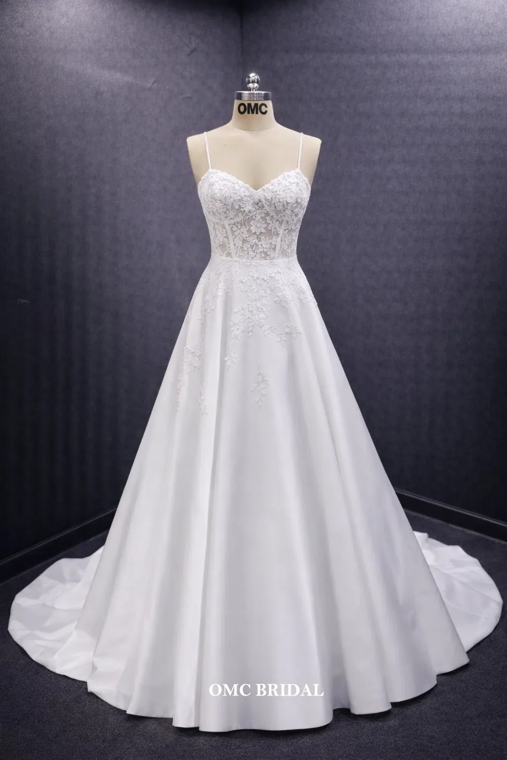 فستان زفاف من الساتان الفاخر مع ذيل مذهل