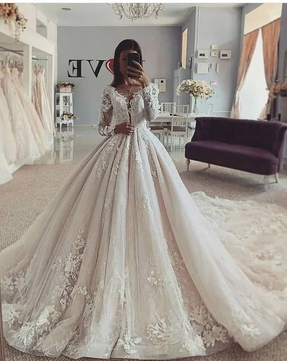 فستان زفاف بأكمام طويلة من الدانتيل على شكل حرف V P2305
