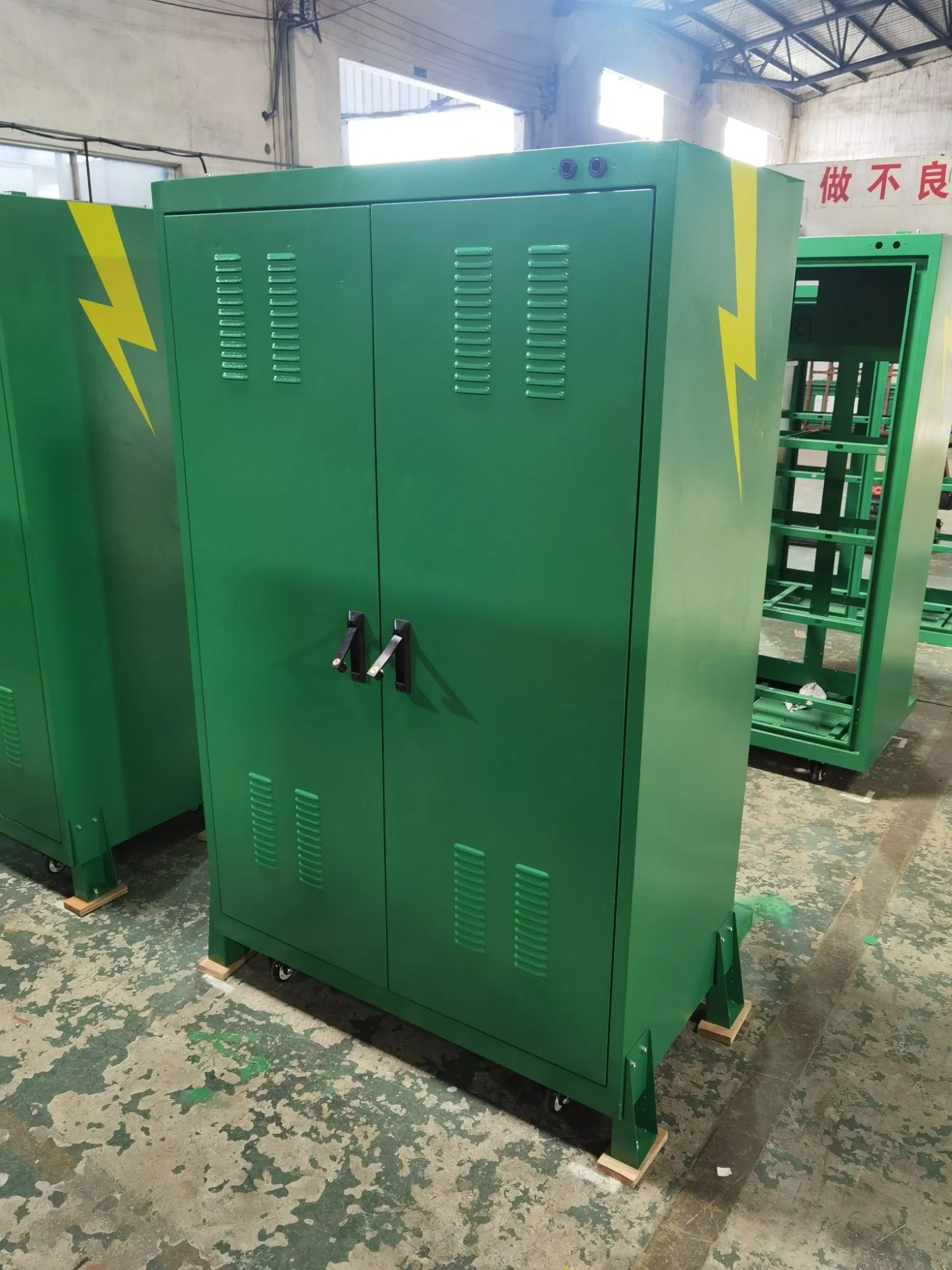 Smart Energy Storage Charging Cabinet for Efficient Power Management Home Use or Office Use