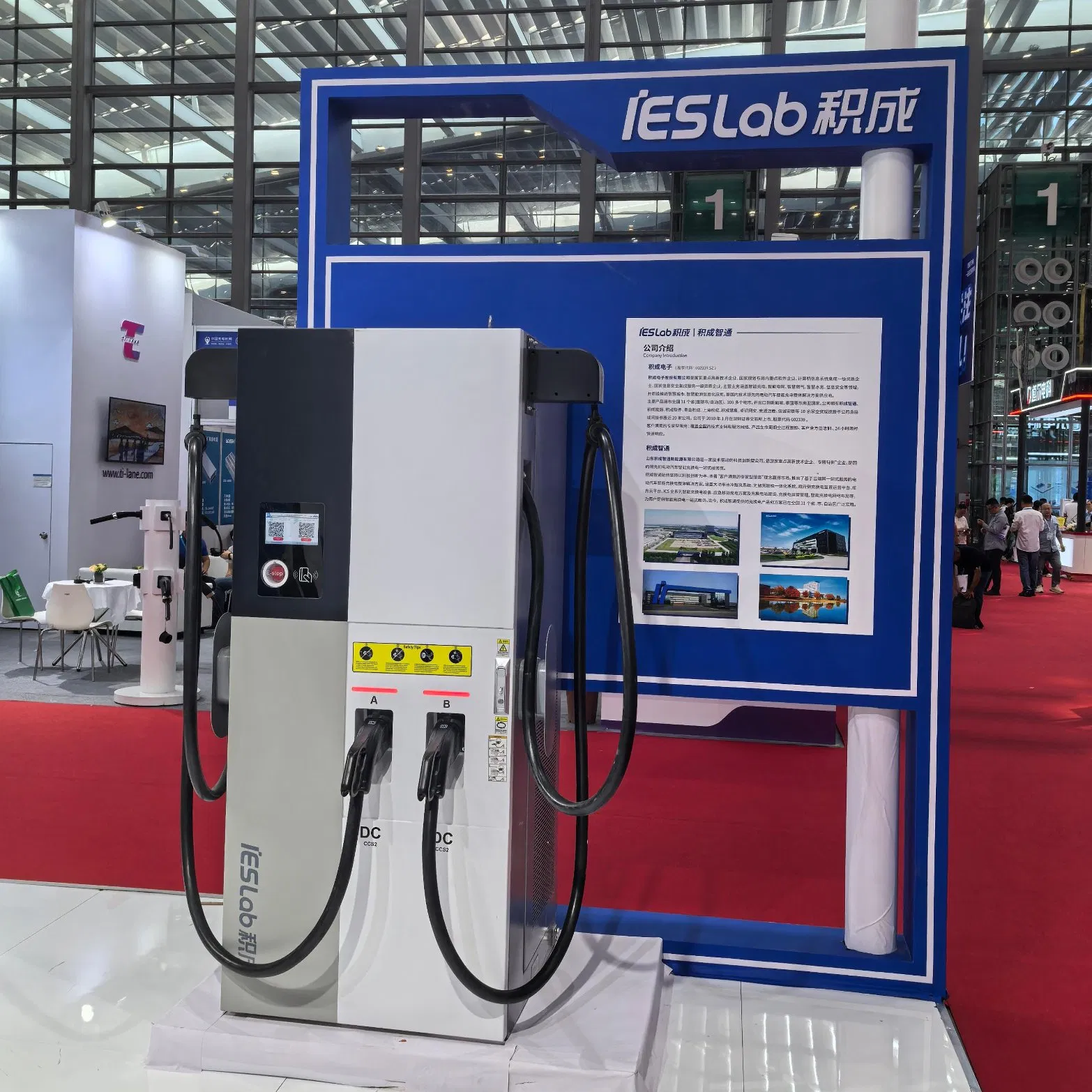 2025 Newest 240kw Wholesale Intelligent Ocpp CCS2 DC Fast EV Electric Vehicle Car Floor Standing Charger Pile Charging Station